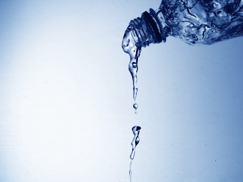 据调查：三多亿的人生活用水不合格，我国有上百的城市无备用水源